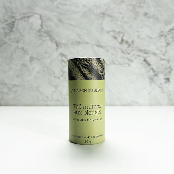 Boite de thé matcha aux bleuets de La Maison du Bleuet. 50g